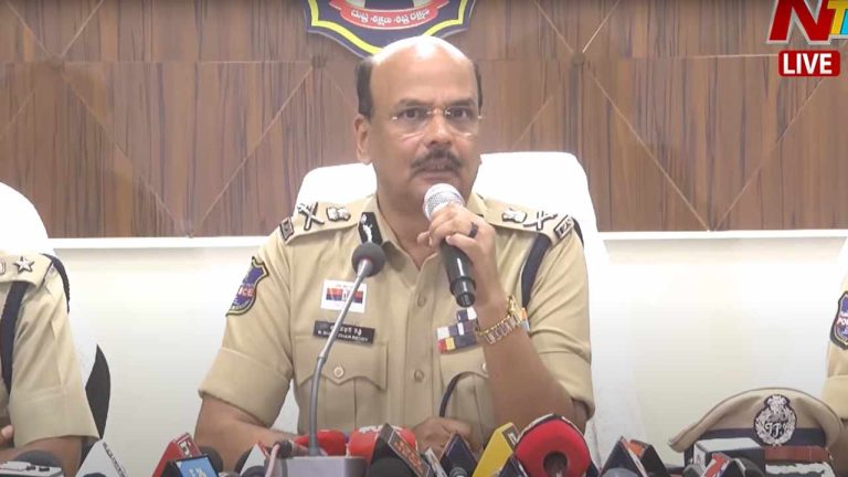 Constable Pramod : కానిస్టేబుల్ ప్రమోద్ కుటుంబానికి డీజీపీ పరామర్శ