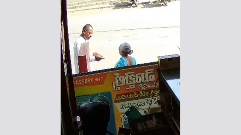 Theft: పెన్షన్ మంజూరు అయ్యిందని.. ఫొటో దించాలని వృద్ధురాలిని నమ్మించి.. మూడు తులాల పుస్తెలతాడు చోరీ