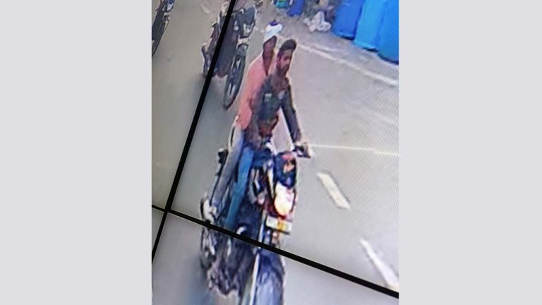 Theft: వింత దొంగతనం.. ఇంటి ముందున్న వ్యక్తిని, బైక్ ను తీసుకెళ్లిన యువకుడు.. తర్వాత బైక్ తో పరార్