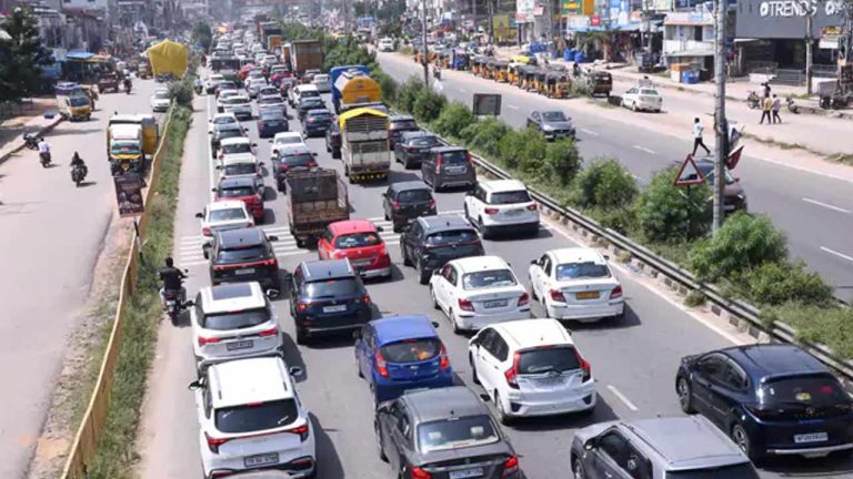 Traffic : కిక్కిరిసిన.. విజయవాడ-హైదరాబాద్‌ జాతీయ రహదారి