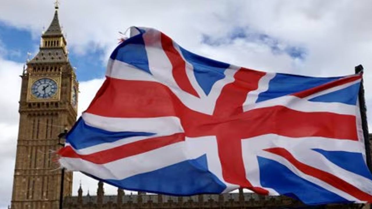 UK Work Visa: విద్యార్థులకు బ్రిటిష్ ప్రభుత్వం షాక్.. వర్క్ వీసా వ్యవధి తగ్గింపు..