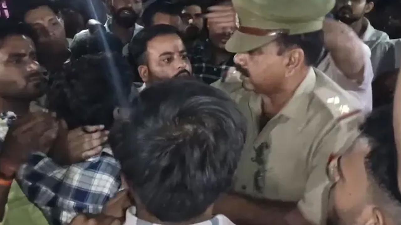 Car Parking Clash: కారు పార్కింగ్ విషయంలో గొడవ.. రెండు మతాల మధ్య ఘర్షణ