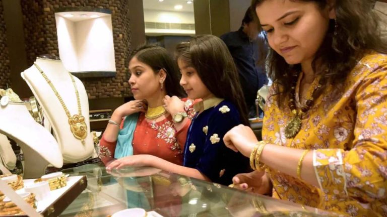 Gold Price: విజయవాడలో కనిపించని ధన త్రయోదశి ఎఫెక్ట్..