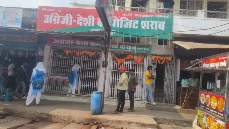 Student: మద్యం షాపు వద్ద స్కూల్ యూనిఫాంలో ఉన్న బాలికలు.. షాకిచ్చిన అధికారులు..