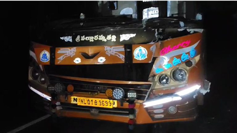 Nalgonda: దేవుడా..! మరో రోడ్డు ప్రమాదం.. ప్రైవేట్ ట్రావెల్స్‌ బస్సులో 45 మంది ప్రయాణికులు..