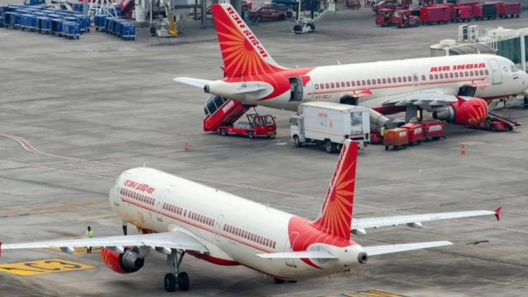 300 Flights Delayed: సాంకేతిక లోపంతో నిలిచిపోయిన 300 విమానాలు.. ఎక్కడో తెలుసా..?