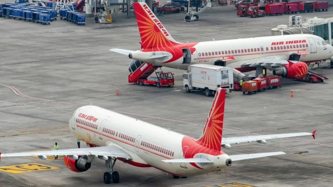 300 Flights Delayed: సాంకేతిక లోపంతో నిలిచిపోయిన 300 విమానాలు.. ఎక్కడో తెలుసా..?