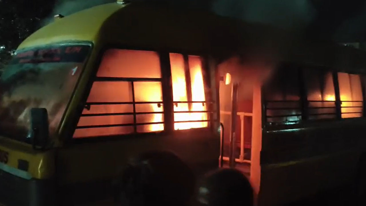 School Bus Fire: నార్సింగిలో ప్రైవేట్ స్కూల్ బస్సులో చెలరేగిన మంటలు..