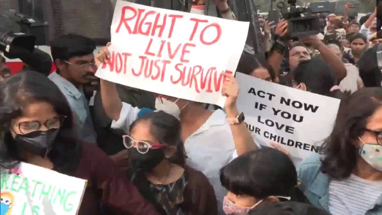 Delhi: ఢిల్లీలో పడిపోయిన గాలి నాణ్యత.. పెద్ద ఎత్తున నిరసనలు.. అరెస్ట్