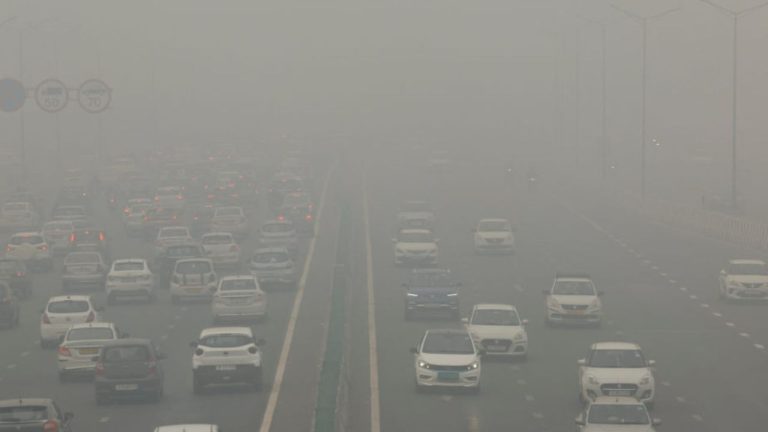 AQI: అత్యంత ప్రమాదకర స్థాయి.. నర్సరీ నుంచి ఐదో తరగతి వరకు ఆన్ లైన్ తరగతులు!