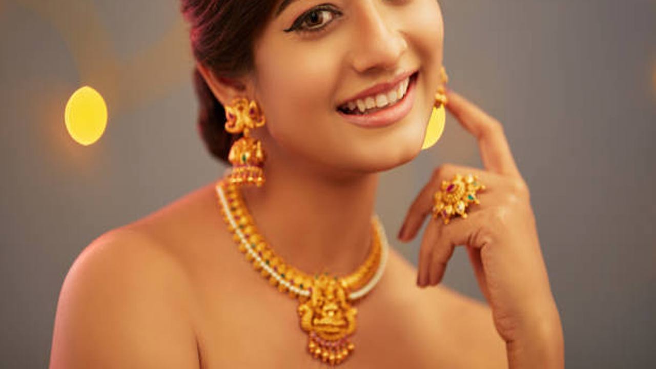 Gold Rates: పసిడి ప్రియులకు శుభవార్త.. ఈరోజు ఎంత తగ్గిందంటే..!