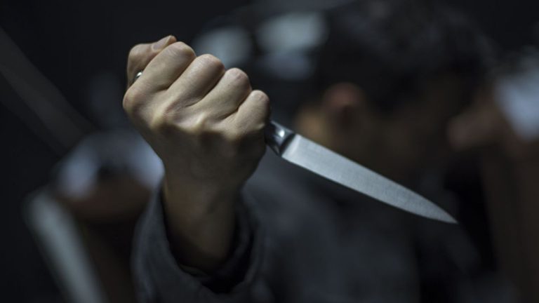 Vijayawada Crime: భార్యను కిరాతకంగా నరికి చంపిన భర్త.. రోడ్డుపై కత్తితో వీరంగం సృష్టించిన భర్త..!