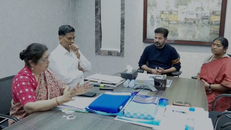 Telangana Govt: మహిళలకు శుభవార్త.. డిసెంబర్ 9 వరకు ఇందిరమ్మ చీరల పంపిణీ!