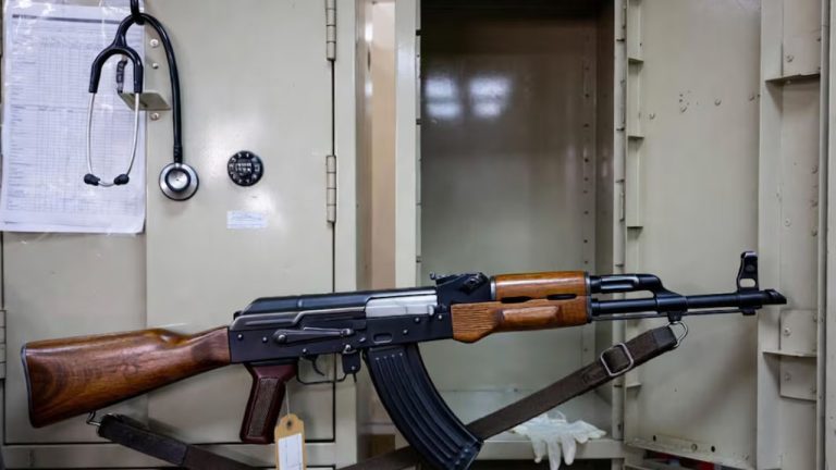 J&K: జమ్మూ కశ్మీర్‌లో షాకింగ్..  డాక్టర్ లాకర్‌లో AK-47 రైఫిల్..