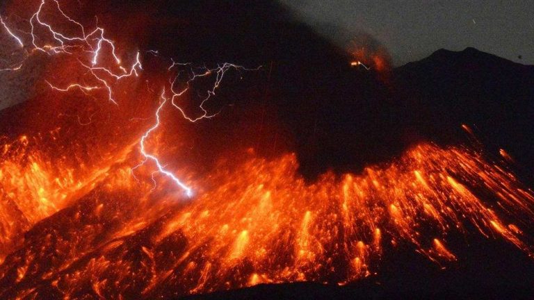 Japan Volcano Eruption: జపాన్‌లో పేలిన అగ్నిపర్వతం.. ఆకాశంలో 4.4 కిలోమీటర్లకు ఎగిసిన బూడిద!