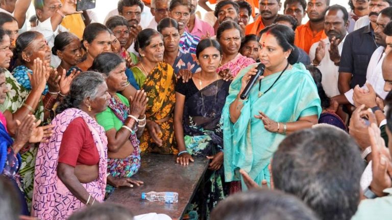 Kalvakuntla Kavitha: ప్రజా సమస్యలు ప్రస్తావిస్తే.. ఫ్లెక్సీలు తొలగిస్తారా?