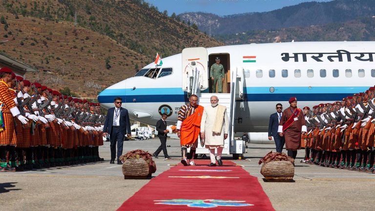 PM Modi: భూటాన్ చేరుకున్న మోడీ..  ఘనస్వాగతం పలికిన భూటాన్‌ ప్రధాని