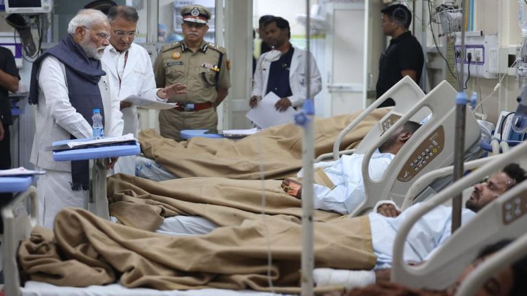 PM Modi: డైరెక్ట్ భూటాన్‌ To ఎల్‌ఎన్‌జేపీ ఆసుపత్రి..! క్షతగాత్రులను పరామర్శించిన ప్రధాని మోడీ..