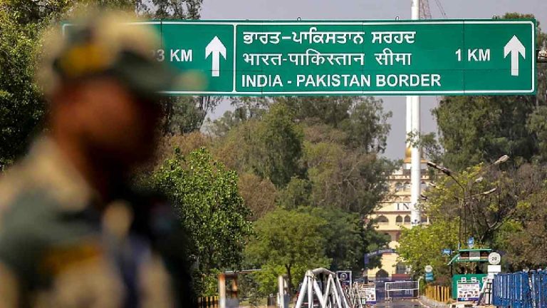 Pakistan: పాకిస్తాన్ ‘‘హిందూఫోబియా’’.. 14 మంది హిందువులకు ఎంట్రీ నిరాకరణ..