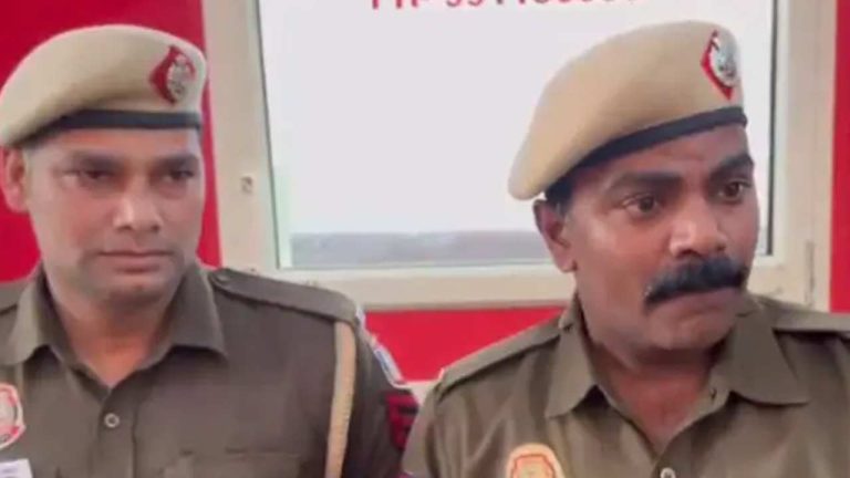 Delhi Police Heroes: శభాష్ పోలీస్.. ప్రాణాలను పణంగా పెట్టి ప్రజలను రక్షించారు