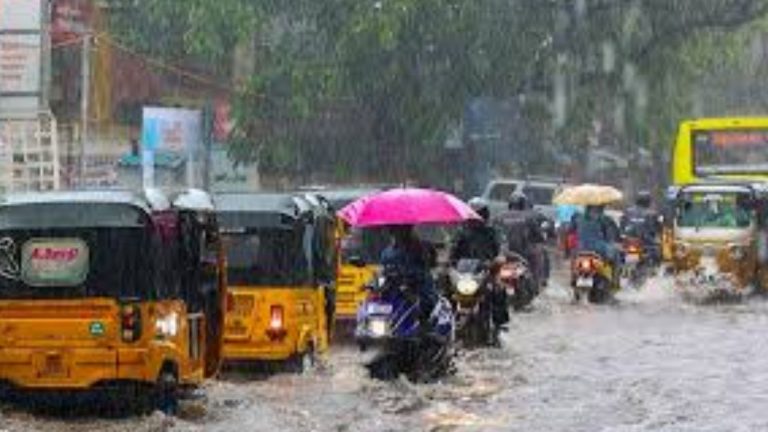 Cyclone Ditwah: తమిళనాడుపై దిత్వా తుఫాన్ పంజా.. దక్షిణ కోస్తా, పుదుచ్చేరికి రెడ్ అలెర్ట్!