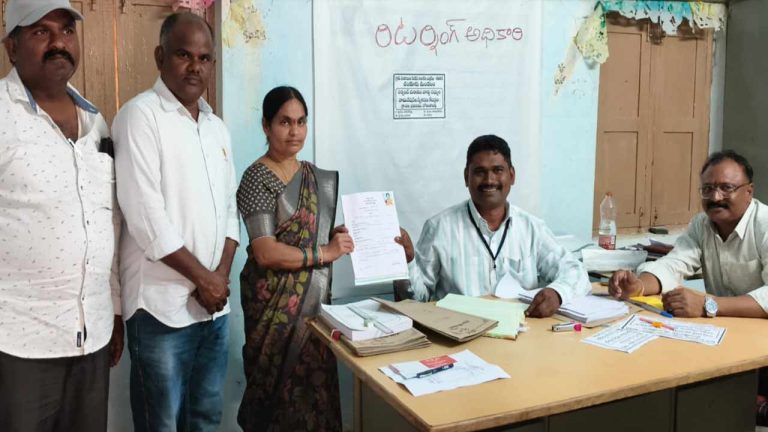 Telangana Panchayat Elections: పంచాయతీ ఎన్నికల సందడి.. తొలి రోజు భారీగా నామినేషన్లు..