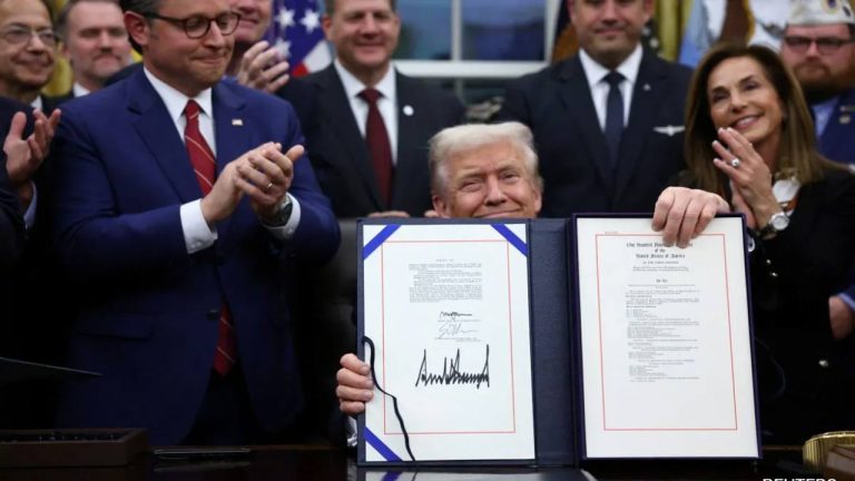 US: అమెరికాలో ముగిసిన షట్‌డౌన్‌.. బిల్లుపై ట్రంప్ సంతకం