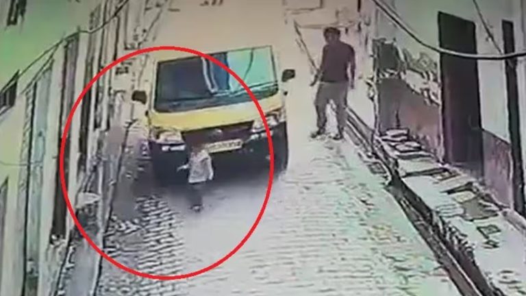 UP: వీధిలో ఆడుకుంటున్న రెండేళ్ల బాలుడు.. తలపై నుంచి దూసుకెళ్లిన వ్యాన్ (వీడియో)