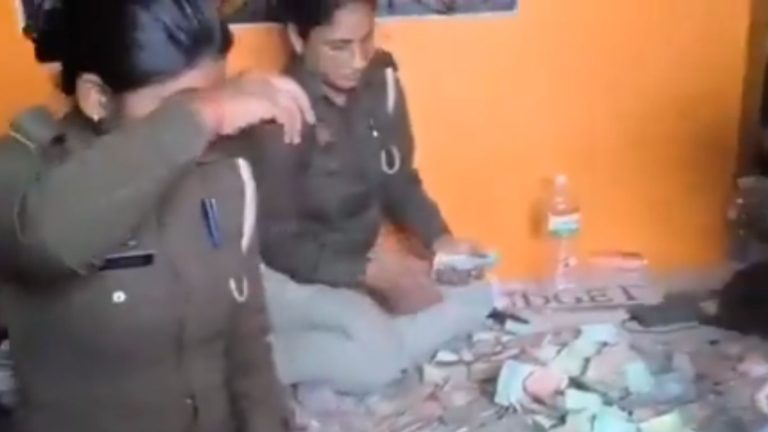 Cash Found in Smuggler’s House: ఓ ఇంట్లో భారీగా నోట్ల కట్టలు.. లెక్కపెట్టలేక అలసిపోయిన పోలీసులు