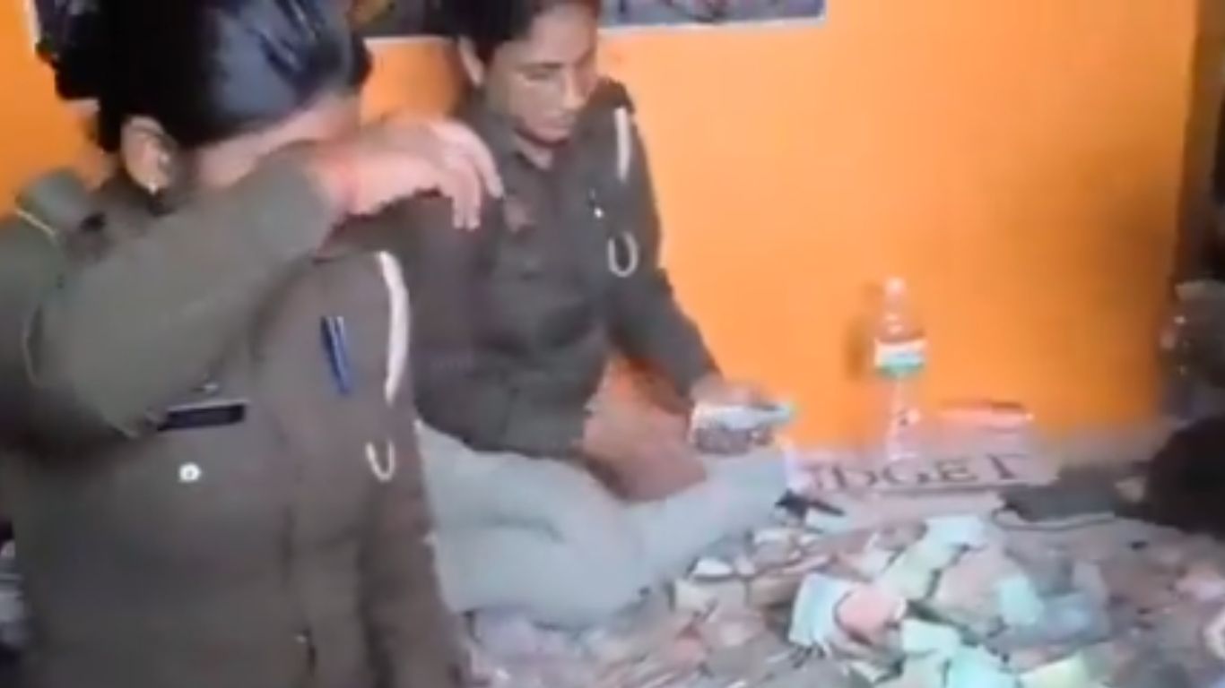 Cash Found in Smuggler’s House: ఓ ఇంట్లో భారీగా నోట్ల కట్టలు.. లెక్కపెట్టలేక అలసిపోయిన పోలీసులు