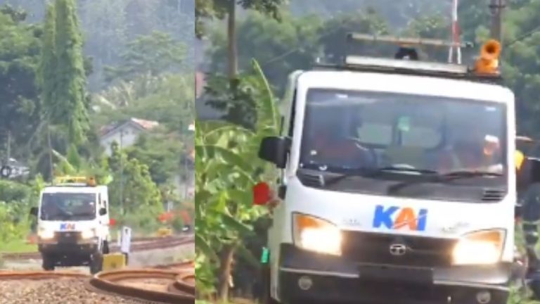 Ambulance In Track: రోడ్డుపై వెళ్లాల్సిన అంబులెన్స్ పట్టాలెక్కింది.. షాక్ లో నెటిజన్లు