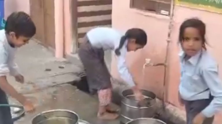 Students Washing Bowles: మధ్యాహ్న భోజనం పథకం.. పిల్లలతోనే.. గిన్నెలు తోమిస్తున్న పాఠశాల సిబ్బంది..