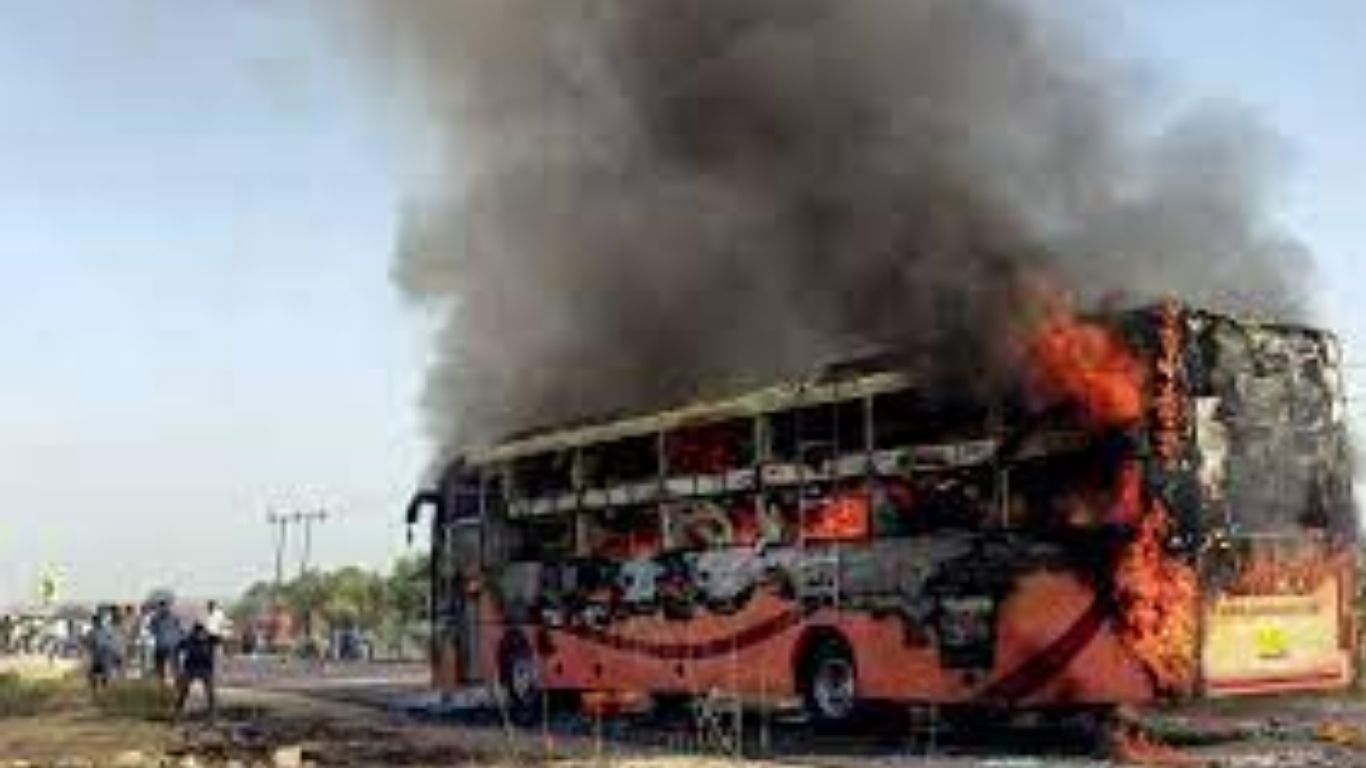 Fire in Travels Bus :షార్ట్ సర్క్యూట్ తో ట్రావెల్స్ బస్సు దగ్ధం