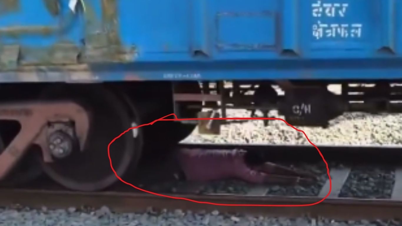 Man Escapes Death: ఇతడికి ఇంకా భూమ్మీద నూకలున్నాయి.. పట్టాలు దాటుతుండగా కదిలిన రైలు..