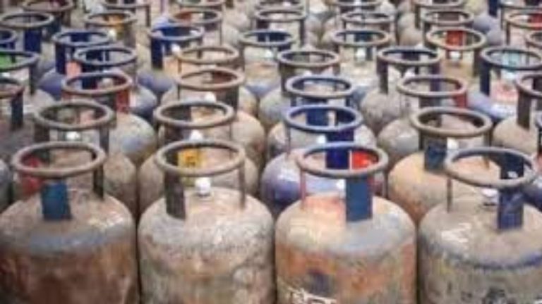 LPG: తగ్గిన గ్యాస్ ధరలు.. నేటి నుంచి అమల్లోకి…