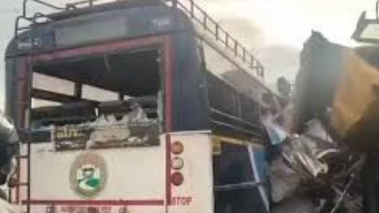 Accident: లారీని ఢీ కొట్టిన ఆర్టీసీ బస్సు.. ఇద్దరు మృతి.. ఆరుగురికి తీవ్రగాయాలు