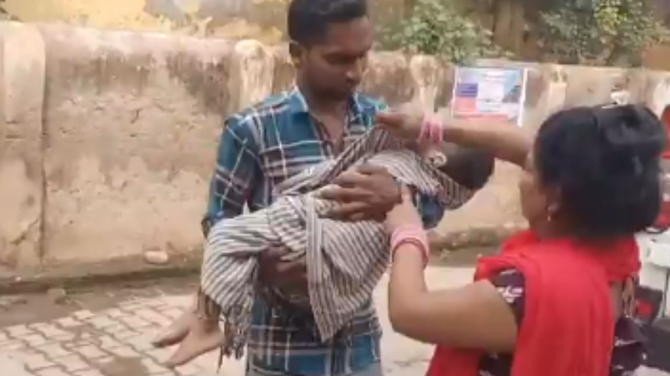 Tragic Incident: విషాదం.. వేడినీటి బకెట్‌లో పడి చిన్నారి మృతి..