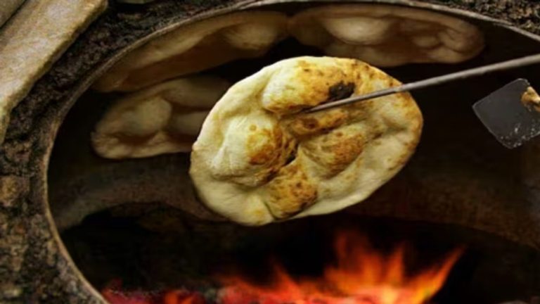 Spitting on Rotis : అసలు వీడు మనిషేనా.. రోటీలలో ఉమ్మేసిన వంటోడు