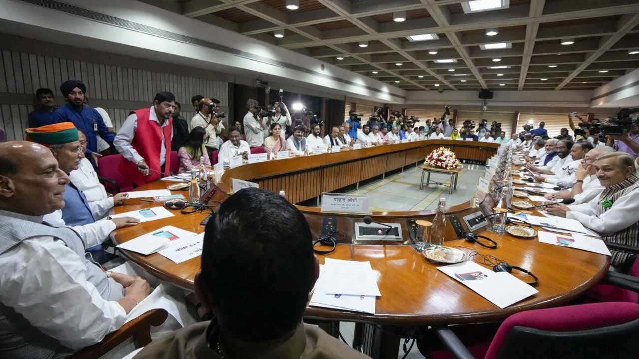 Parliament Session: నేడు అఖిలపక్ష భేటీ.. రేపటి నుంచే పార్లమెంట్ సమావేశాలు..