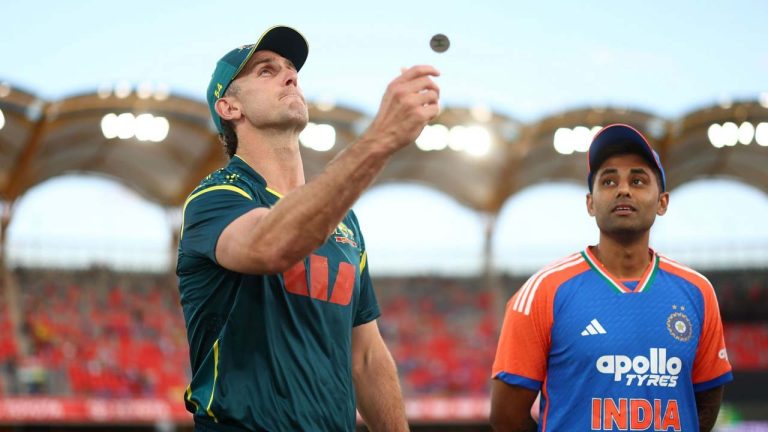 AUS vs IND: టాస్ గెలిచి బౌలింగ్ ఎంచుకున్న ఆస్ట్రేలియా.. భారత జట్టులో మార్పులు..!