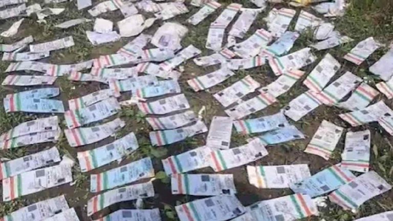 West Bengal: చెరువులో వందలాది ఆధార్ కార్డులు..  “సర్” సమయంలో బెంగాల్‌లో వివాదం..