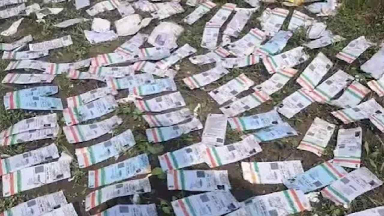 West Bengal: చెరువులో వందలాది ఆధార్ కార్డులు..  “సర్” సమయంలో బెంగాల్‌లో వివాదం..