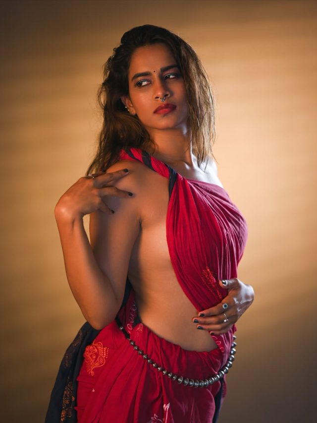 సాహితి దాసరి రెడ్ సారీ స్పెషల్: మత్తెక్కించే గ్లామర్ షో