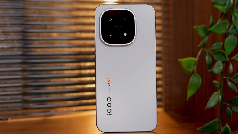 iQOO 15: 7000mAh బ్యాటరీ, ట్రిపుల్ 50MP కెమెరాలతో.. ఐకూ 15 విడుదల.. ధర ఎంతంటే?