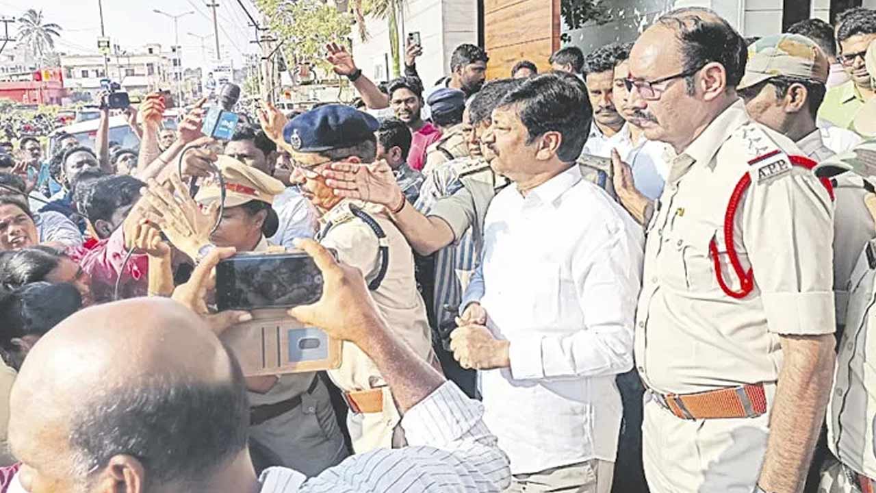 Jogi Ramesh Cases: జోగి రమేష్‌కు వరుస షాక్‌లు..! మరిన్ని కేసులు నమోదు రంగం సిద్ధం..