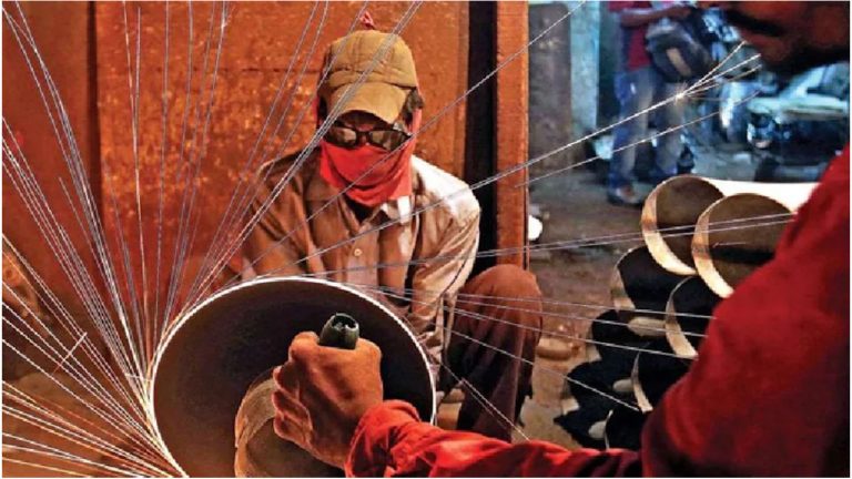 New Labour Codes: జీతం, ఆరోగ్యం, ఏడాదికే గ్రాట్యుటీ.. కొత్త కార్మిక చట్టం గురించి 10 కీలక విషయాలు