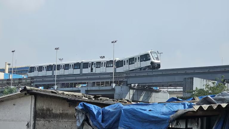 Mumbai: పట్టాలు తప్పిన మోనోరైలు.. గాల్లో మొదటి కోచ్ (వీడియో)