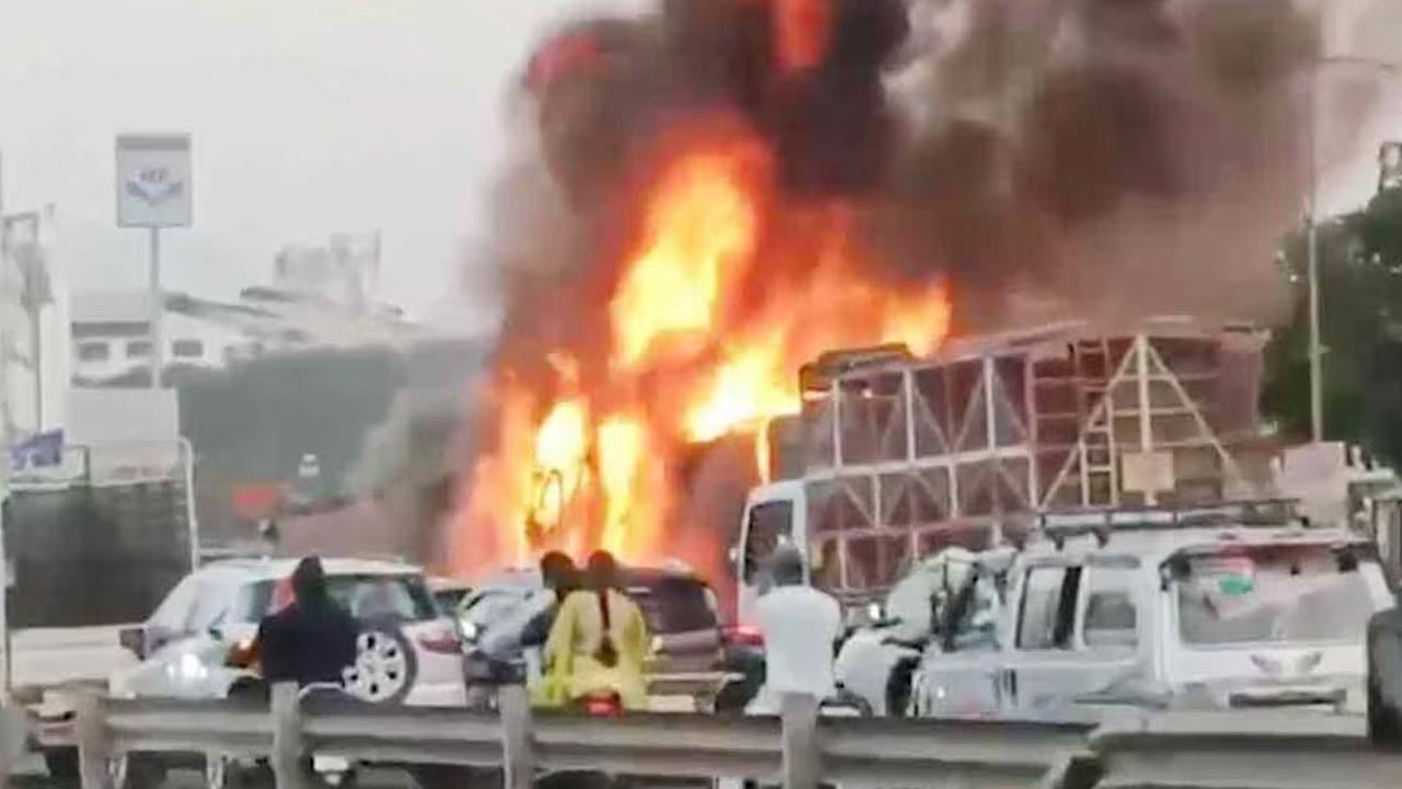 Maharashtra: పూణేలో ఘోర రోడ్డు ప్రమాదం.. వాహనాలను ఢీకొన్న ట్రక్కు.. 8 మంది సజీవ దహనం