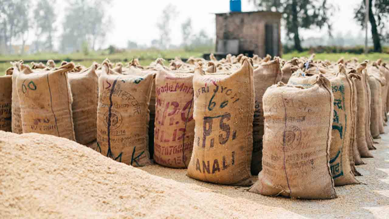 Karimnagar: వామ్మో వడ్ల దొంగలు.. ఐకేపీ సెంటర్ వద్ద ఆరబెట్టి ధాన్యం చోరీకి యత్నం..