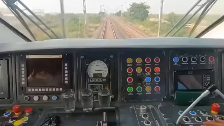 Vande Bharat Sleeper Train: గంటకు 180 కి.మీ వేగంతో దూసుకెళ్లిన వందే భారత్ స్లీపర్ ట్రైన్.. గ్లాసులోని నీరు..